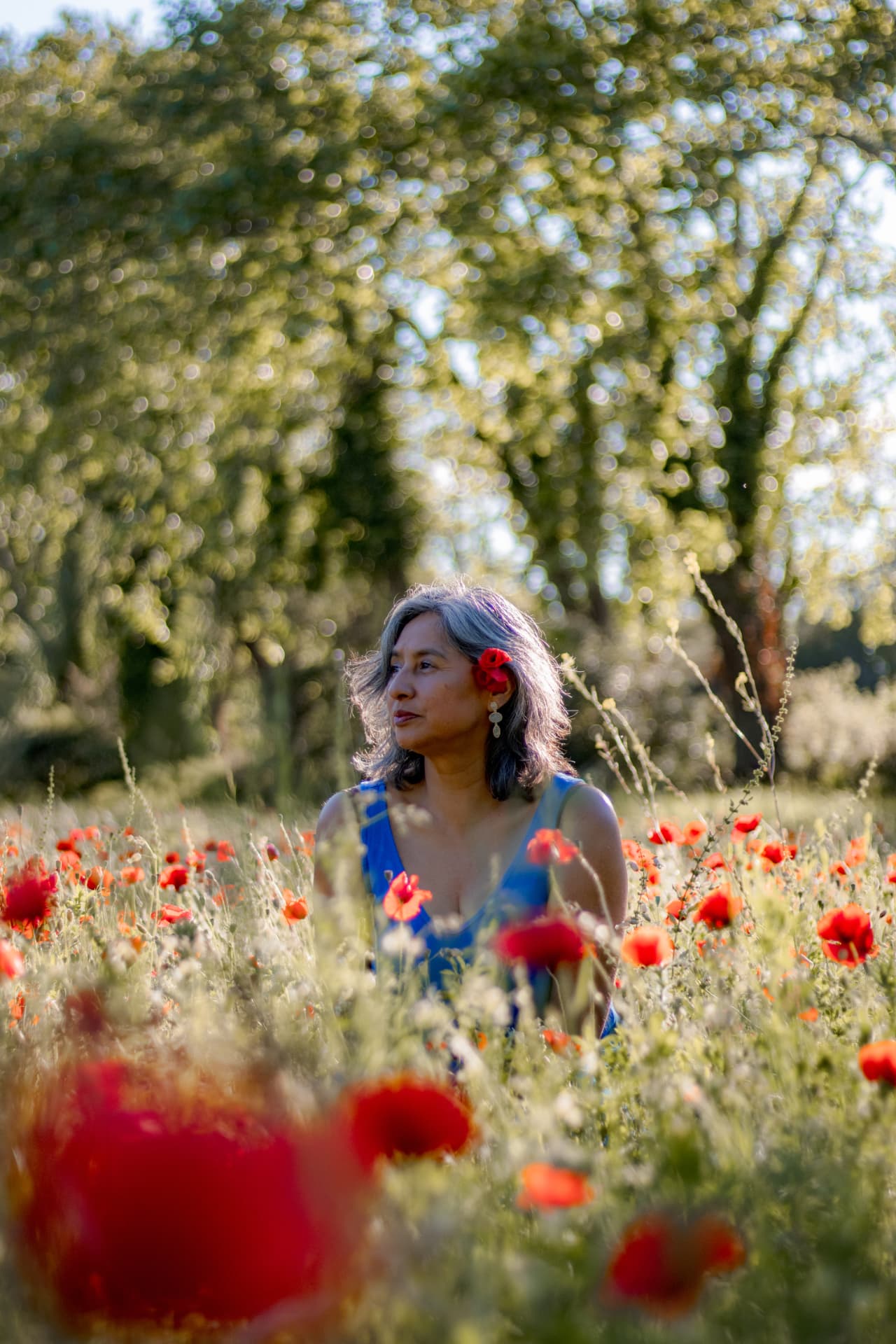 Portrait dans un champ de coquelicots