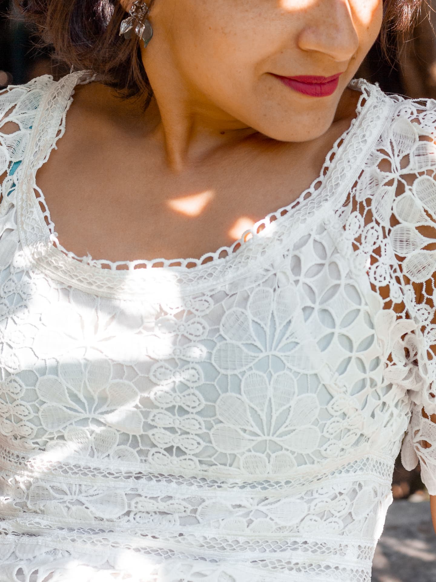 Détail d'une robe en dentelle sous la lumière de Provence