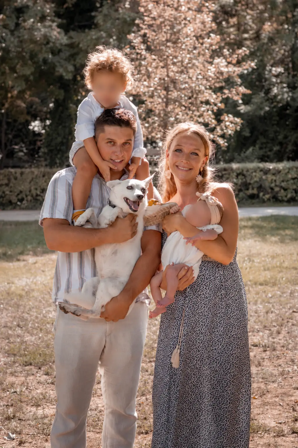 Famille avec leur nouveau-né, leur aîné et leur chien en Provence
