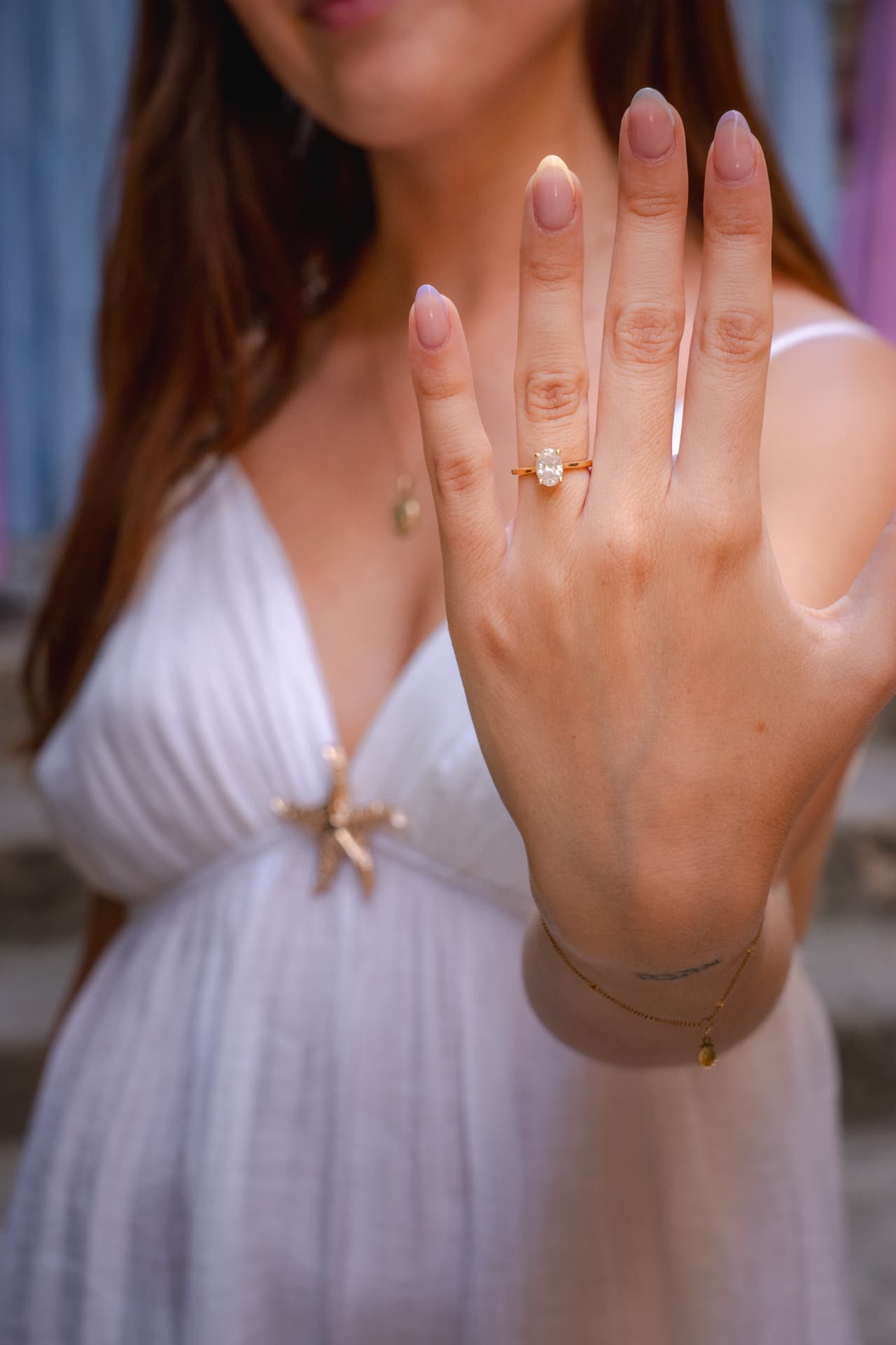 EVJF — la future mariée montrant sa bague de fiançailles