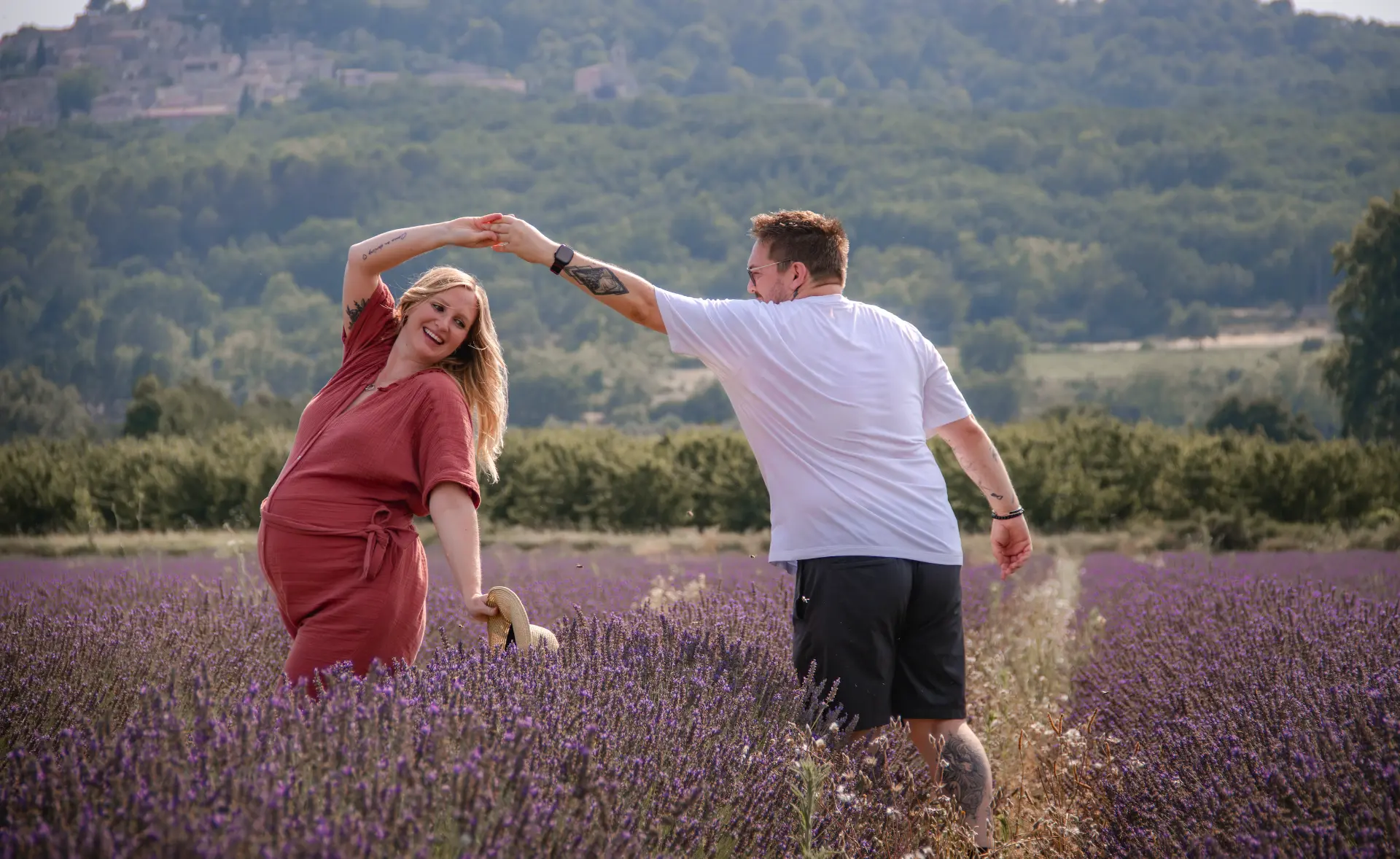 Couple dansant dans un champ de lavande, robe terracotta