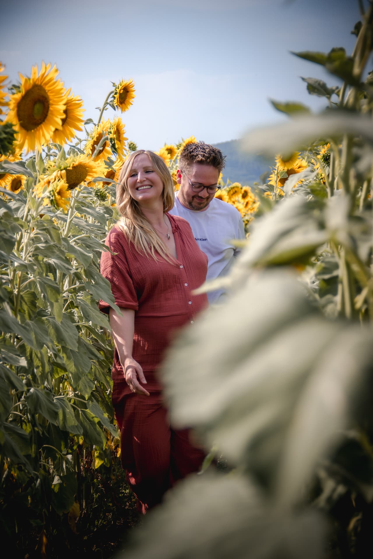 Couple complice dans un champ de tournesols en Provence