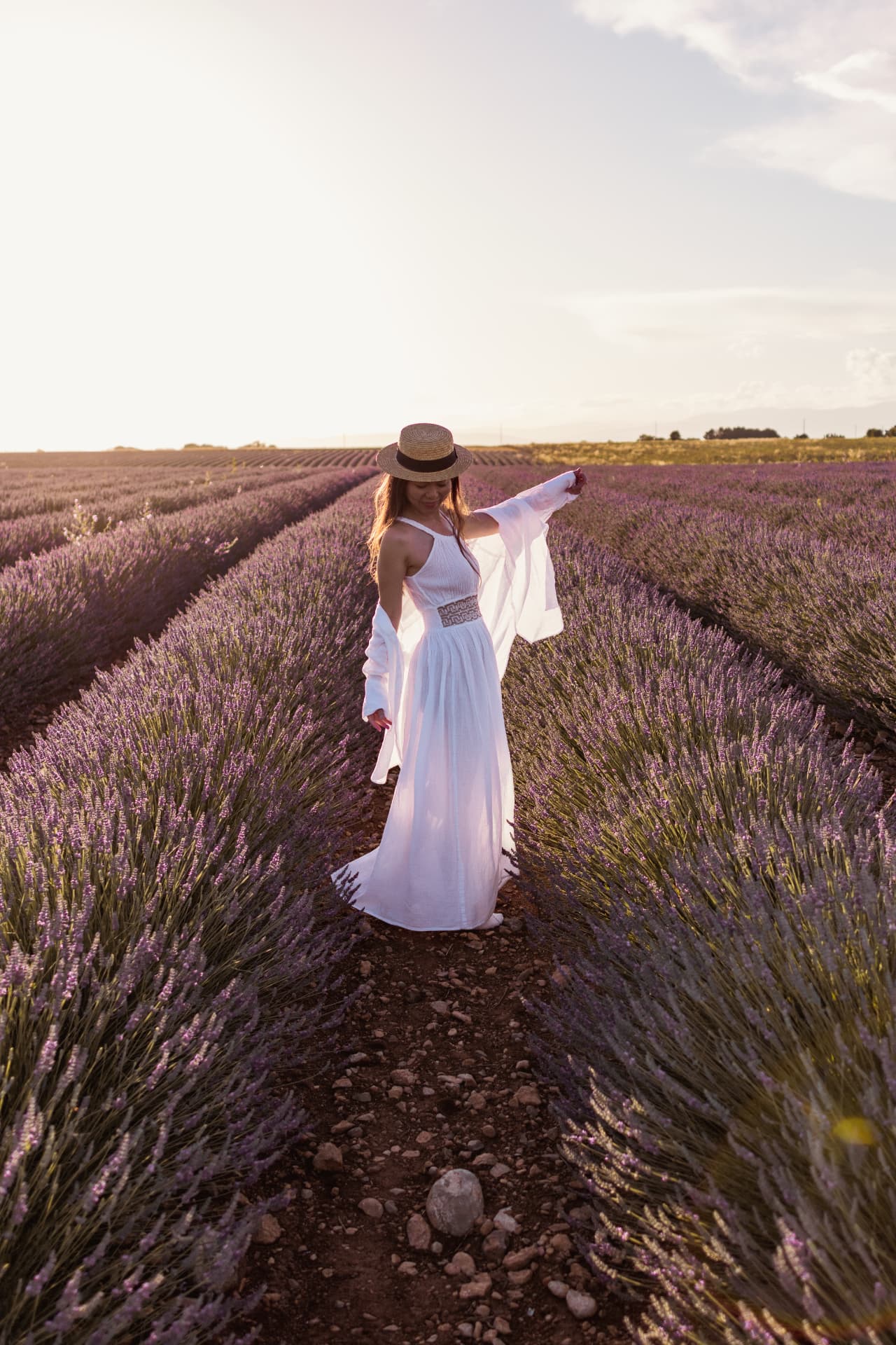 Portrait en robe blanche dans les champs de lavande de Valensole