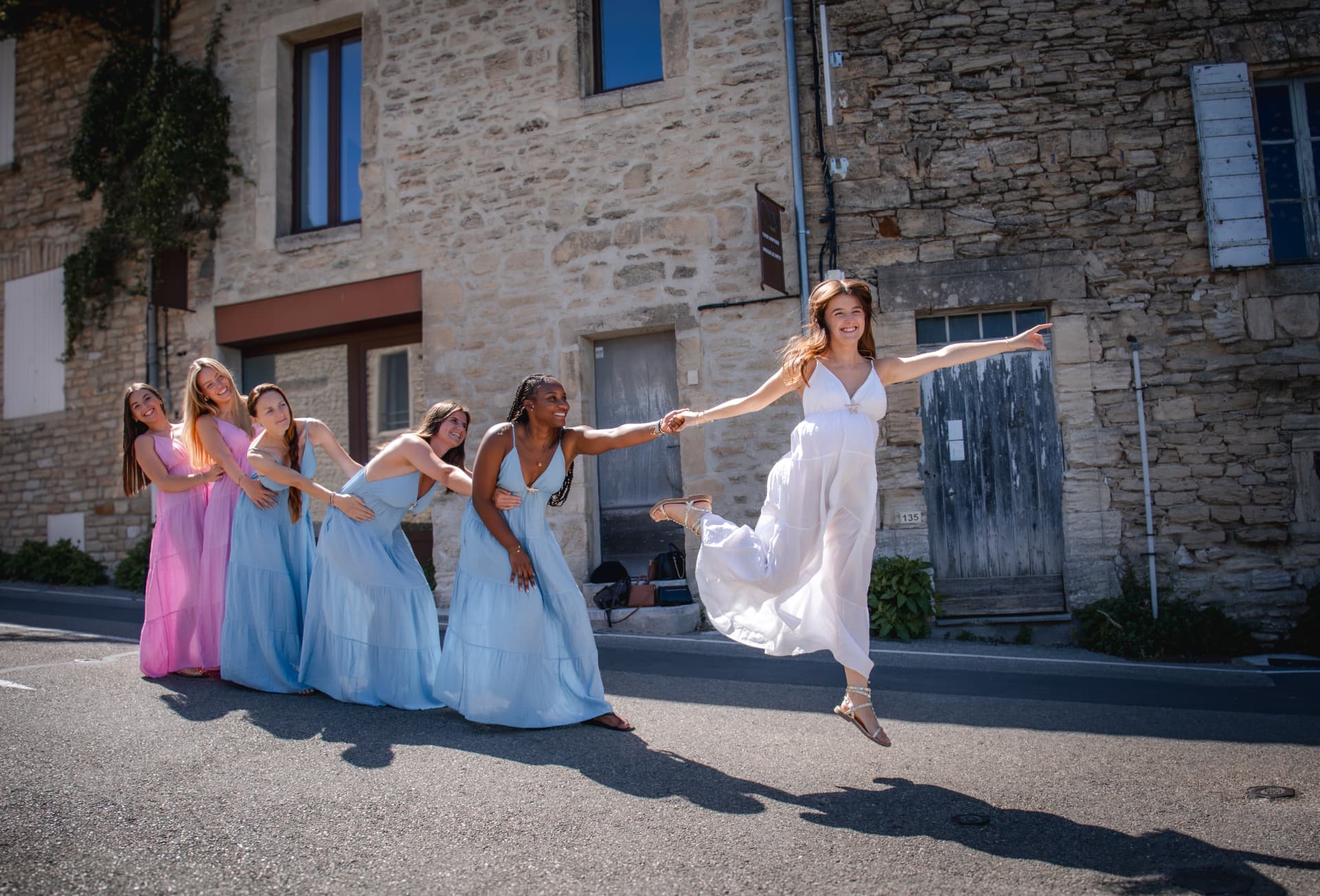 EVJF — future mariée sautant de joie avec ses demoiselles d'honneur en Provence