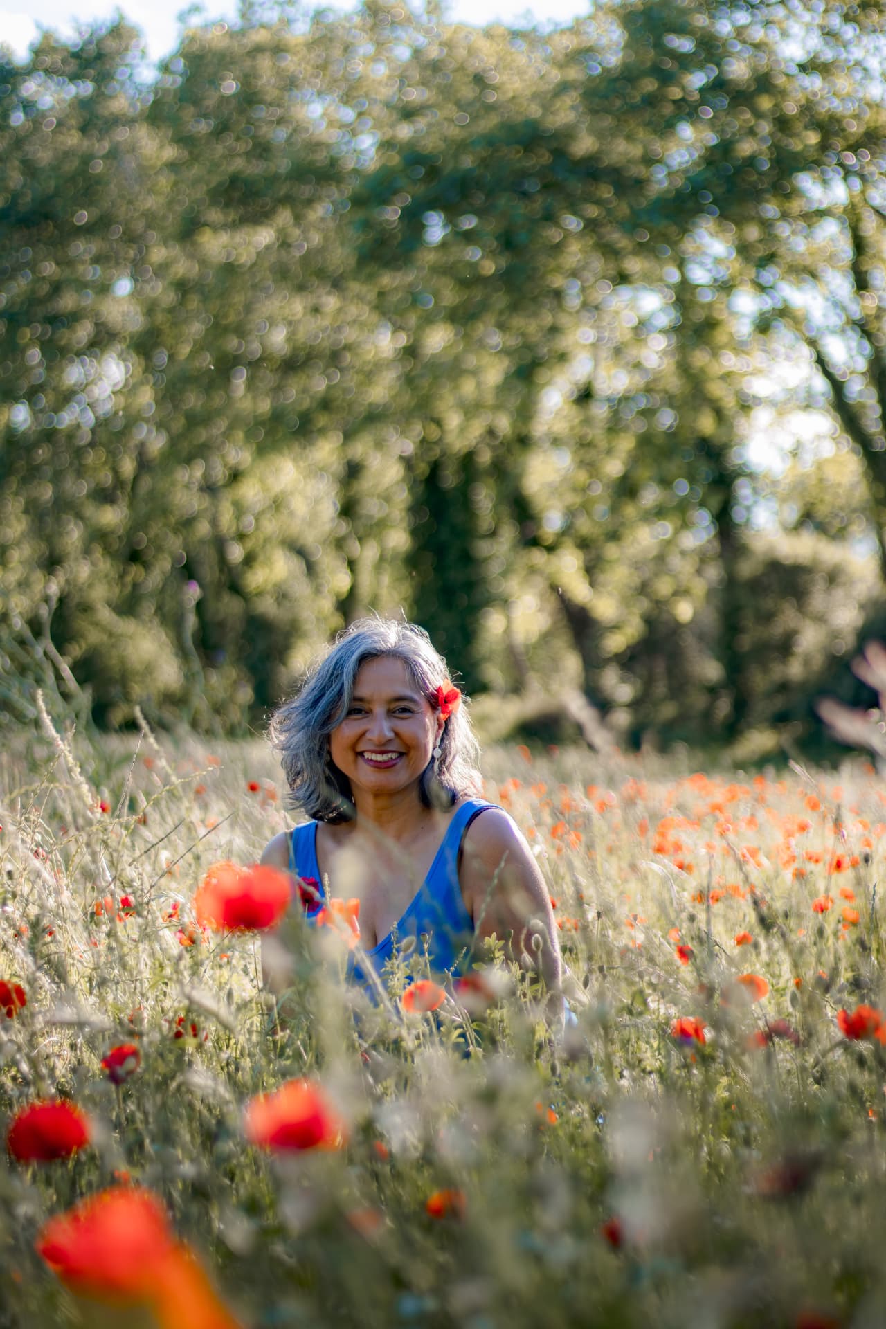 Portrait souriant au milieu des coquelicots