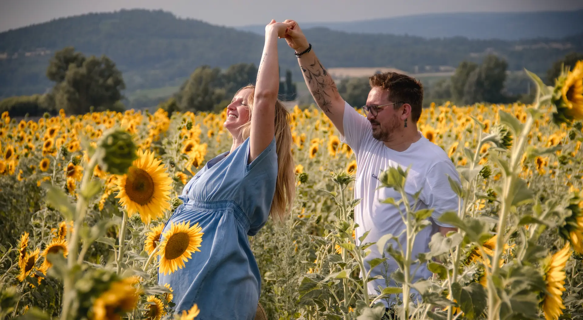 Couple dansant dans un champ de tournesols en Provence
