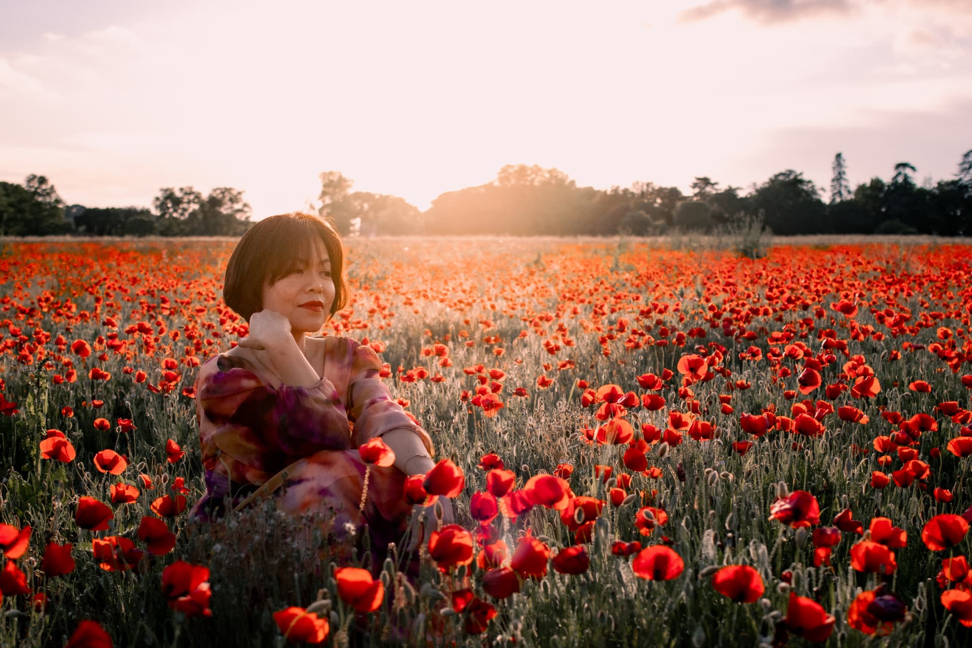 Femme dans un champ de coquelicots au coucher du soleil — Provence