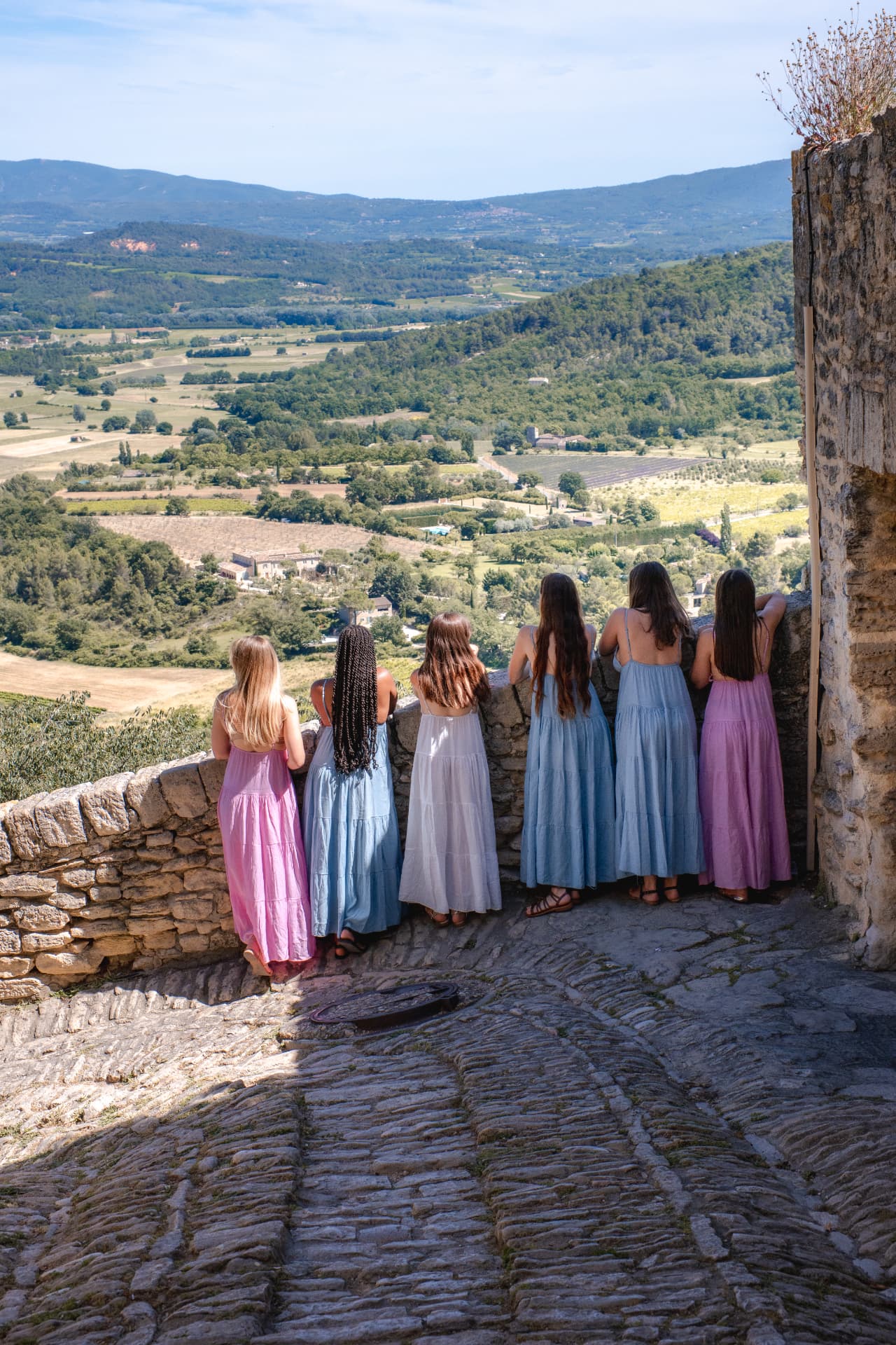 EVJF — amies contemplant les vignes et la vallée du Luberon