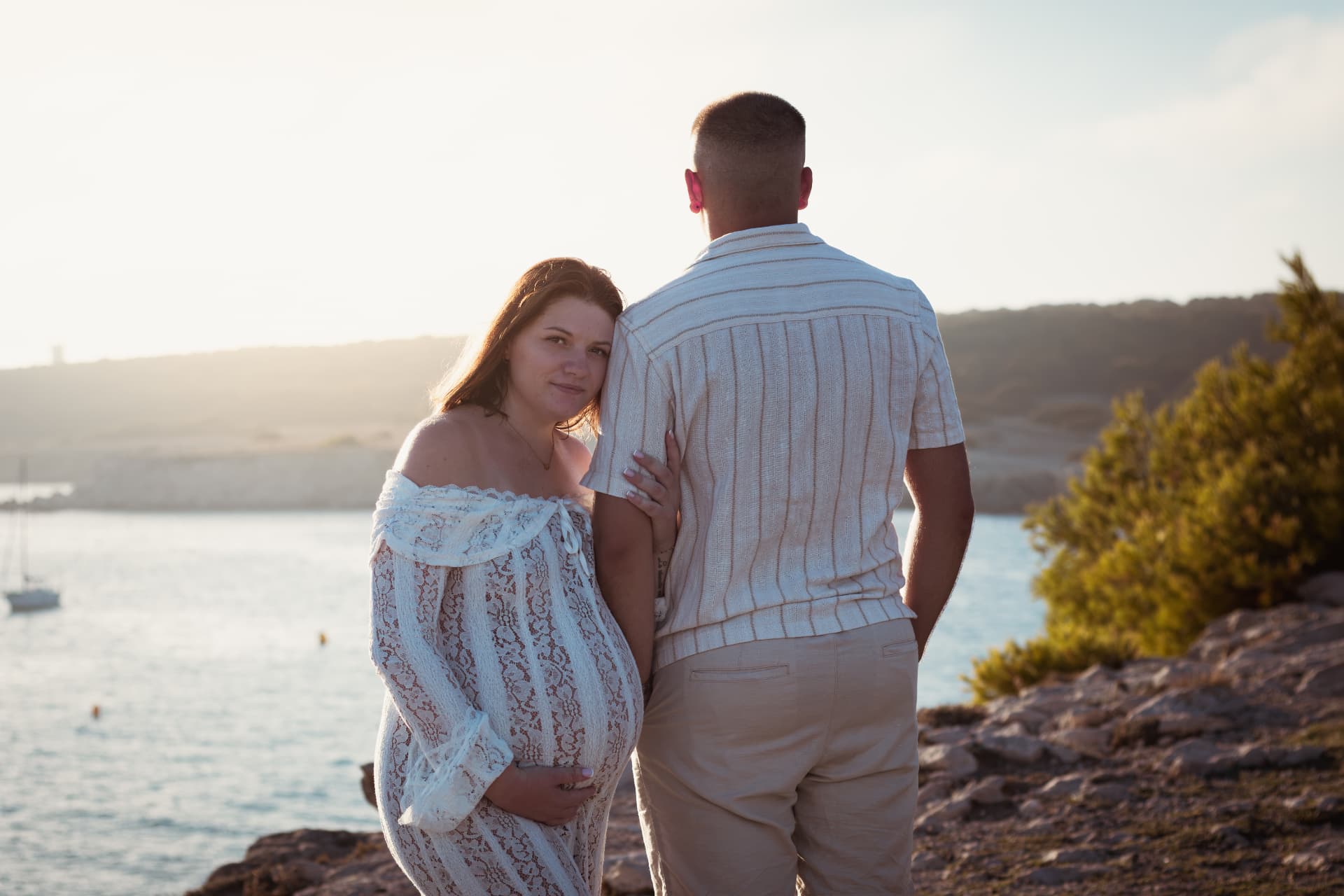 Couple enceinte face à la mer dans une calanque en Provence