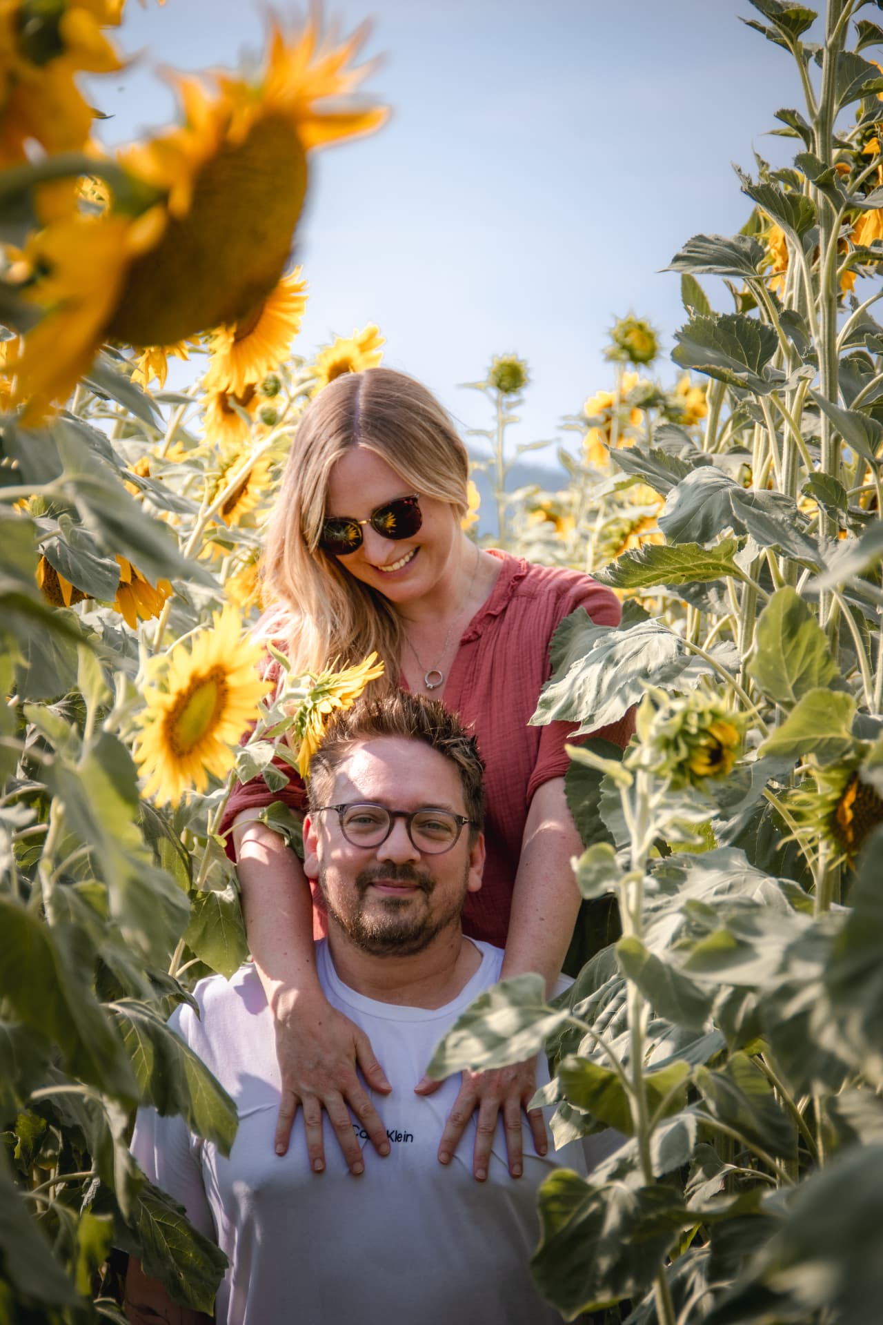 Couple enlacé au milieu des tournesols, séance photo en Provence