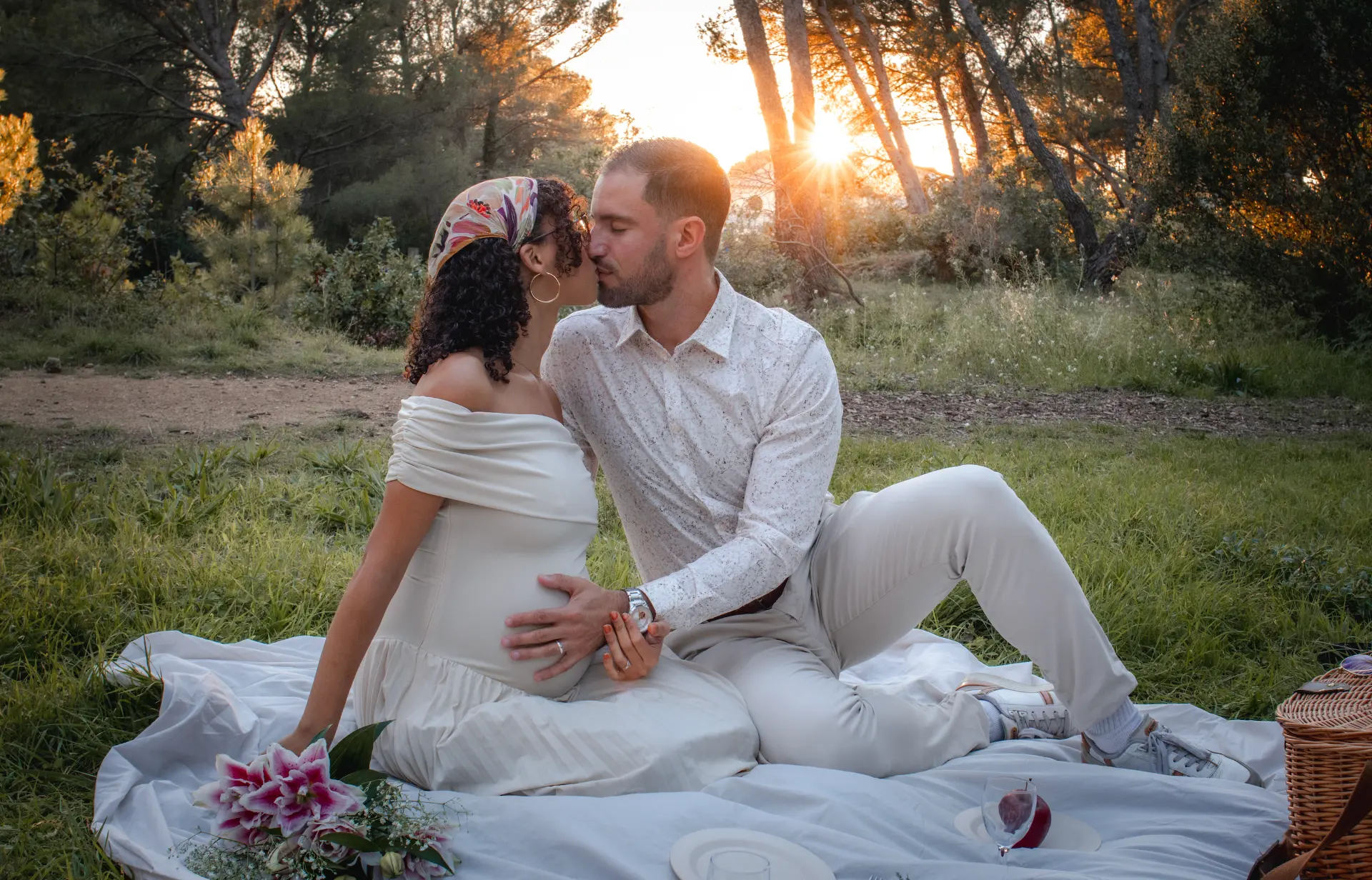 Couple enlacé au coucher du soleil lors d'un pique-nique en Provence