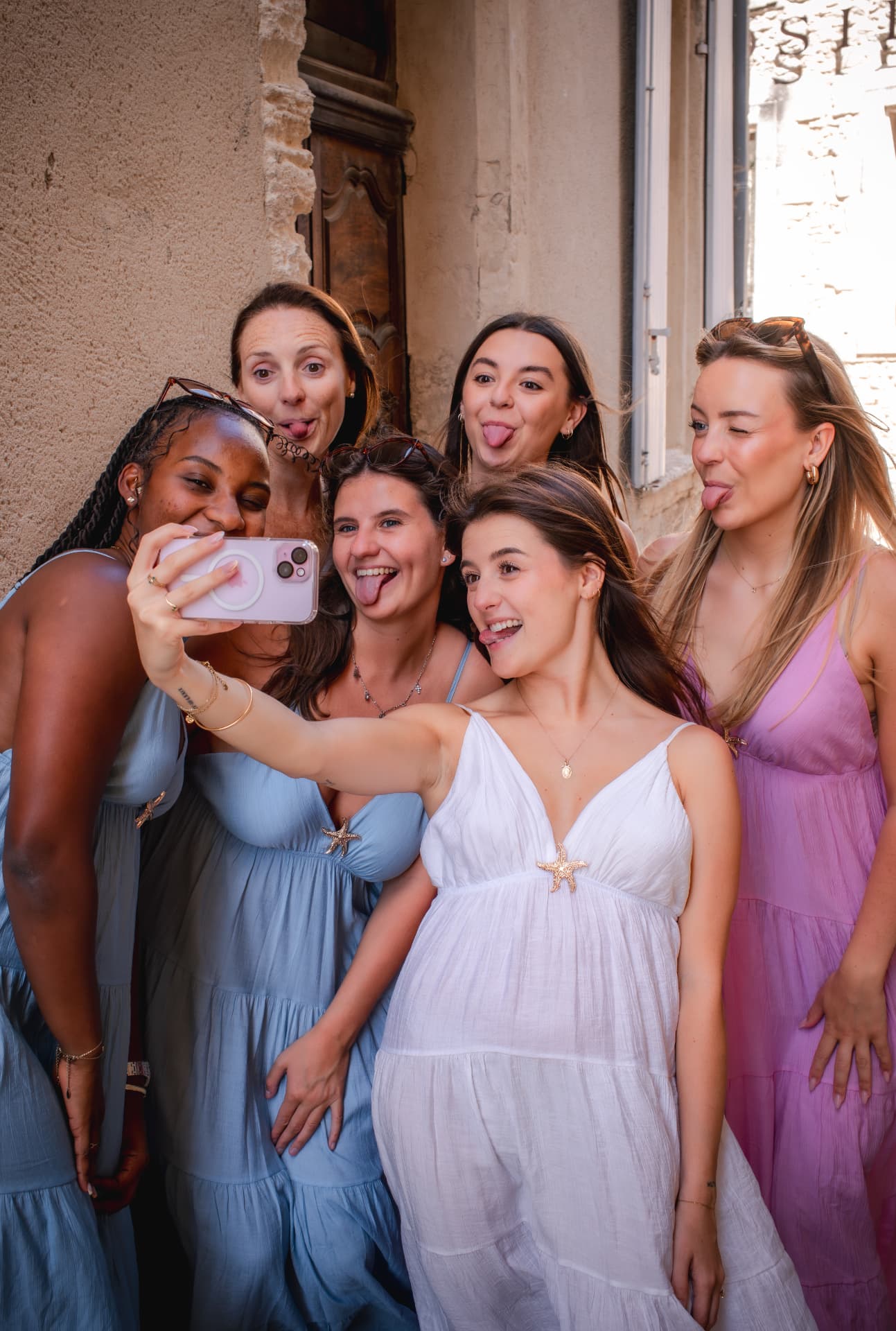 EVJF — selfie complice des amies dans une ruelle provençale