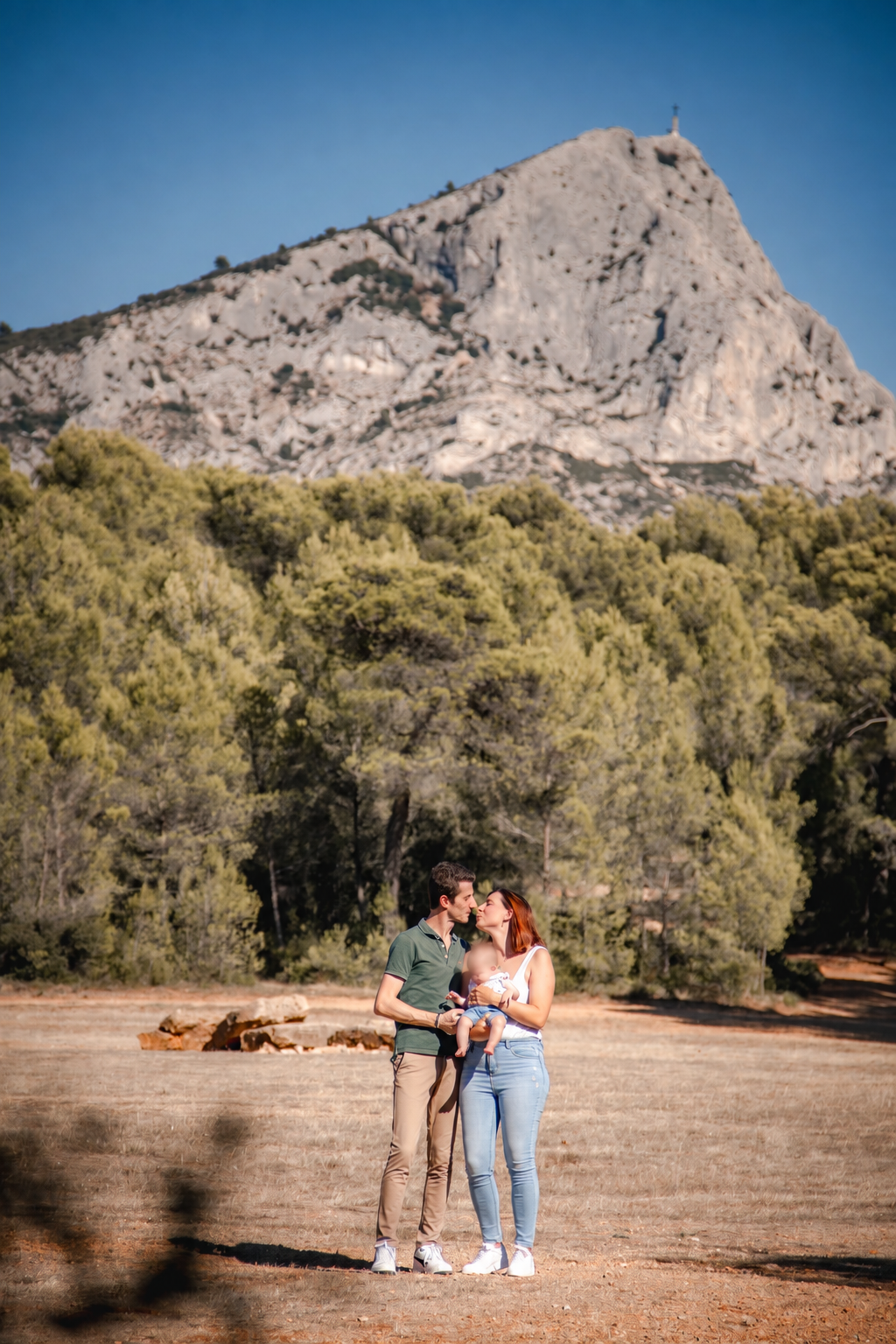 Famille avec bébé devant la Sainte-Victoire