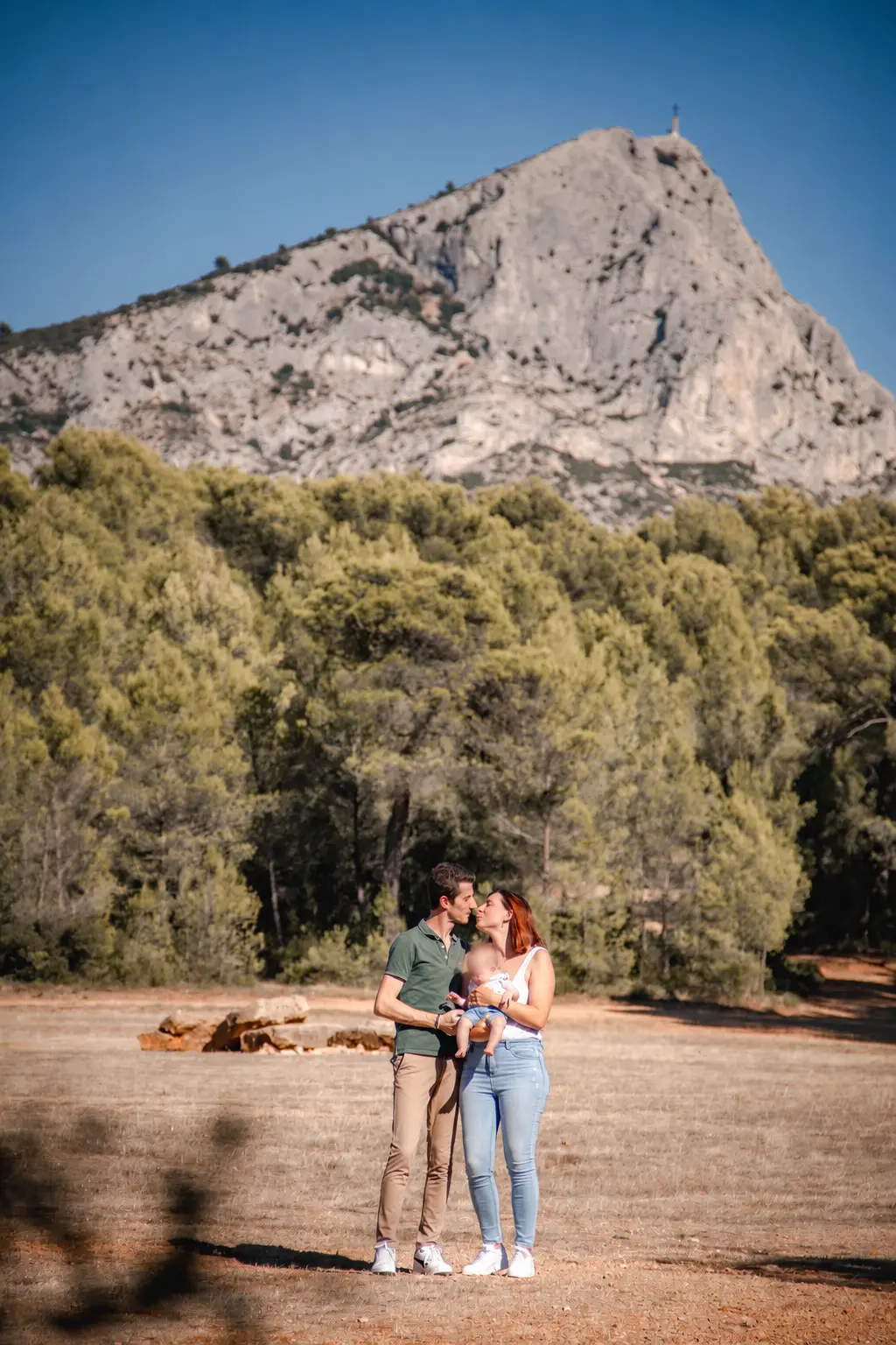 Parents s'embrassant avec leur bébé devant la Sainte-Victoire